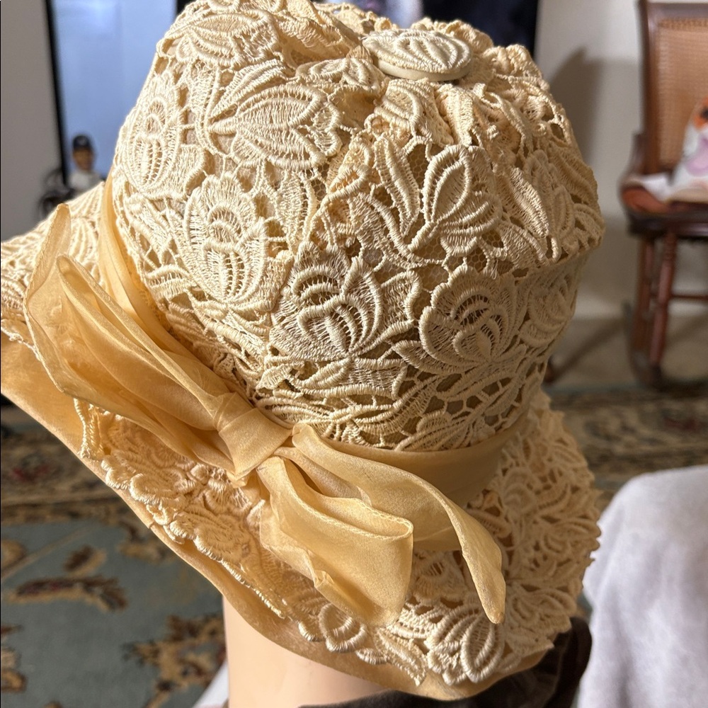 Vintage 1960's NWT Christian Cream Lace Bumper Style Hat bow has flaw - Picture 4 of 14